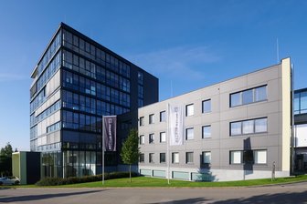 „Die Sorgen bleiben“: Das sagen Betriebsratschef und Insolvenzverwalter zum Meyer-Burger-Standort Hohenstein-Ernstthal - Blick auf die Firmengebäude von Meyer Burger in Hohenstein-Ernstthal.