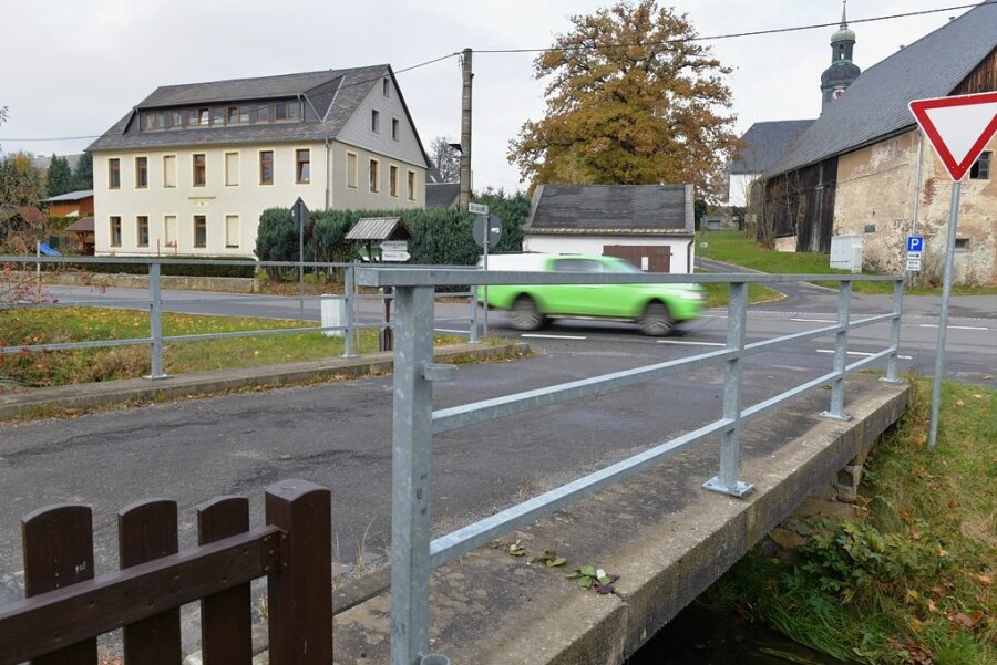 Die Sorgen der Helbigsdorfer - Eine Holperpiste - das ist die Alte Salzstraße in Helbigsdorf im Bereich der Brücke. Die Straßensanierung soll laut dem Bürgermeister in den Bedarfsplan der Gemeinde aufgenommen werden. Wann genau die Arbeiten erfolgen, steht aber noch nicht fest. 