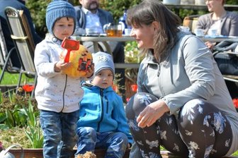 Die Sorgen der Tagesmütter - Tagesmutter Elke Schneider (vorn, von rechts) spielt mit Cornelius und Neil. Kultusminister Christian Piwarz (CDU, hinten Mitte) spricht derweil mit Interessenvertretern über die Kinderbetreuung in Sachsen. 