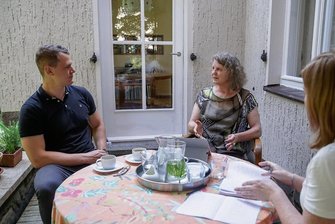"Die SPD in Limbach-Oberfrohna wird jünger und weiblicher" - Im Gespräch mit "Freie Presse"-Redakteurin Franziska Pester (rechts), erklären SPD-Ortschefin Iris Raether-Lordieck aus Limbach-Oberfrohna und Bundestagskandidat Carlos Kasper aus Lichtenstein (links), wie die SPD im Landkreis den Generationenwechsel vollziehen will. 