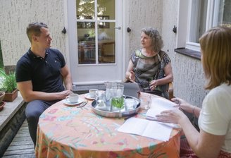 "Die SPD in Limbach-Oberfrohna wird jünger und weiblicher" - Im Gespräch mit "Freie Presse"-Redakteurin Franziska Pester (rechts), erklären SPD-Ortschefin Iris Raether-Lordieck aus Limbach-Oberfrohna und Bundestagskandidat Carlos Kasper aus Lichtenstein (links), wie die SPD im Landkreis den Generationenwechsel vollziehen will.