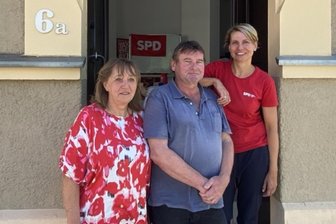 Die SPD in Zwickau zieht um – hilft das beim Weg aus der Krise? - Steffi Heinzig, Henry Sippel und Anne-Kathrin Findeiß (v. li.) vom SPD-Ortsverein Zwickau vor den neuen Räumlichkeiten in der Osterweihstraße.