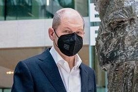 Die SPD und ihr Russland-Ukraine-Problem - Das historische Erbe von Willy Brandts Ostpolitik im Kalten Krieg bleibt für die Seele der Partei zentral - links im Bild Kanzler Scholz. 