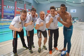 Die Speedkönige des Schwimmbeckens - Nach dem WM-Titel in der 4x-100-m-Staffel feierten die deutschen Flossenschwimmer mit Malte Striegler, Max Poschart, Bundestrainer Lutz Riemann, Florian Kritzler und Jan Malkowski (von links) ausgelassen. Striegler und Poschart gehören zum Tauchclub Nemo Plauen.