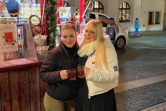 Die Spezial-Glühweine: An die Tassen, fertig - Prost! - Florentine Zehring (v. l.) und Lara Ulma genießen einen Bratapfel-Punsch. Sonst bevorzugen sie den Kirschglühwein.