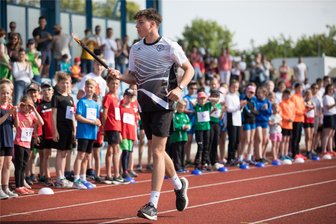 Die Spiele können beginnen: 5000 junge Sportler wetteifern in Mittelsachsen um Medaillen - 14. Auflage: Bei den Kreis-Kinder- und Jugendspielen 2023 hatte Maximilian Skarke vom Döbelner SC das Feuer auf dem Platz der Einheit in Freiberg entfacht. Diesen Samstag findet die Eröffnung im Mittweidaer Stadion statt.
