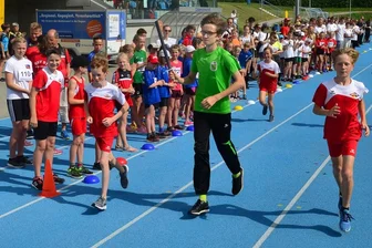 Die Spiele können beginnen - Die letzte Eröffnungsveranstaltung der Kreis-Kinder- und Jugendspiele fand 2019 in Mittweida statt. Leichtathlet Sebastian Grummt aus Freiberg hatte das Feuer ins Stadion am Schwanenteich getragen. 