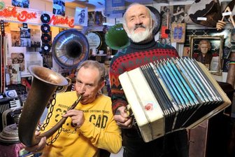 Die Spielleute aus Mehltheuer - Karl-Heinz Teuschler mit einem etwa 300 Jahre alten Jagdhorn und Horst Voit mit einer Sonderanfertigung seiner Konzertina.