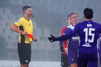 Die Spielstimmen nach der Niederlage des FC Erzgebirge Aue: „Das ärgert mich sehr“ - Der Platzverweis gegen Kilian Jakob (hinten) war ein Knackpunkt des Spiels.