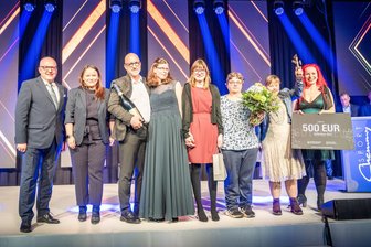 Die Sportfans haben das Wort: „Freie Presse“ sucht die besten Amateurmannschaften aus Chemnitz - Im vergangenen Jahr vergab die „Freie Presse“ den „Chemmy der Herzen“ an die Sportgruppe der Stadtmission Chemnitz, die im Juni 2023 bei den Special Olympic World Games in Berlin dabei war. Links ist Oberbürgermeister Sven Schulze zu sehen, daneben Anja Kratzer aus der Geschäftsleitung der „Freien Presse“, daneben Trainer Alfred Staindl.