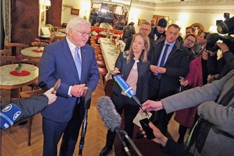 Die Sprecherin des Bundespräsidenten: Cerstin Gammlin stammt aus Freiberg - Cerstin Gammelin (2. von links) war diese Woche mit dem Bundespräsidenten in ihrer Heimatstadt zu Gast, betreute die Journalisten, wie hier im Café Hartmann.