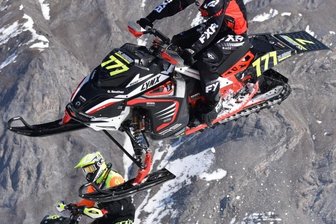 "Die Sprünge sind reine Kopfsache" - Oliver Reuther vom Skidoo-Club Sayda hat an der Central European Snowcross Trophy teilgenommen und bei den Semi-Profis Bronze geholt. Auch im italienischen Livigno setzte der Familienvater aus Großhartmannsdorf mit seinem Motorschlitten zu Höhenflügen an.