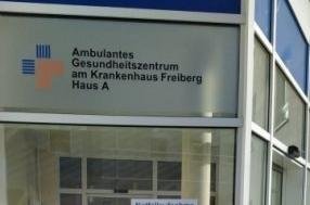 Die Spuren, die Corona in Freiberg hinterlässt - Ambulante Corona-Tests werden im Krankenhaus Freiberg in der "Notfallaufnahme für Infektionserkrankungen, erkennbar durch die Beschilderung mit Rotem Koffer, vorgenommen.
