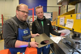Die Spurwechsler im Erzgebirge: Wie behinderte Menschen den ersten Arbeitsmarkt erobern - Gemeinsam als Team: Der wegen einer Lese- und Rechtschreibschwäche behinderte Marcel Lindner (l.) und ZLT-Bereichsleiter André Berthel arbeiten zusammen.