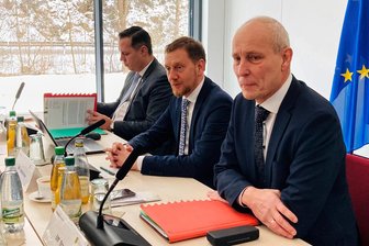 Die Staatsregierung tagt im Erzgebirge: Kabinett um Michael Kretschmer mit Sitzung in Überlänge - Erzgebirgslandrat Rico Anton, Sachsens Ministerpräsident Michael Kretschmer und Eibenstocks Bürgermeister Uwe Staab (v. l.) während der auswärtigen Kabinettssitzung in der Landestalsperrenverwaltung Neidhardtsthal.