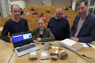 Die Stadt Freiberg mit Blick auf grünes, modernes Bauen: Wie wollen wir leben? - Innerhalb der Veranstaltungsreihe zum Thema Bauen im IÖZ-Forum der TU Bergakademie ging es aktuell um das Thema „Wie wollen wir leben?“ Architekt Michael Milew, die Dresdner Referentin Laura Oberender sowie Dr. Norman Pohl und Dr. Alexander Pleßow (v. l.) von der TU Bergakademie Freiberg waren die Verantwortlichen des Abends.