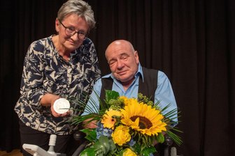 „Die Stadt Plauen nicht nur besser, sondern auch menschlicher gemacht“: Harald Seelbinder erhält Stadtplakette - Harald Seelbinder hat die Stadtplakette erhalten. Seine Frau Katrin freut sich mit ihm.
