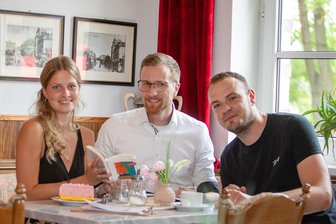Die Stadt Plauen und ihr Ideenfinder: Welcher erste Vorschlag im Eiscafé Ebert realisiert wird - Initiatorin Stella-Sophie Pansa, Bürgermeister Tobias Kämpf und Café-Inhaber Alexander Feitisch (von links). Foto: Ellen Liebner