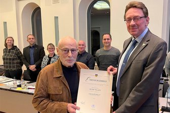 Die Stadt Reichenbach hat einen neuen Ehrenbürger - Oberbürgermeister Henry Ruß überreichte Peter Tillack (links) den Ehrenbürgerbrief.