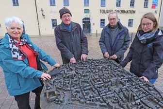 Die Stadtführer gehen wieder auf Tour - Die Stadtführer Ellen Köstner (von links), Gerhard Haubold, Klaus Kempe und die Tourismusmitarbeiterin Janine Preißler am Freiberger Stadtmodell auf dem Schloßplatz.
