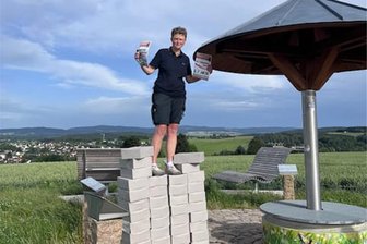 Die starke Frau von Lengenfeld - nie krankgemacht, nie Urlaub genommen und nie rumgeheult - Ein Bild wie ein Denkmal. Susann Löffler, die Frau, die in Lengenfeld jeder kennt. Und die Lengenfeld kennt wie niemand sonst. Auf dem Aussichtspunkt Pilz hat sie die 121. Ausgabe des Amtsblattes gestapelt - 4050 Stück. Alles trägt sie zu Fuß aus und mit dem Rad, auch in die sieben Ortsteile. Und das ist nicht alles.