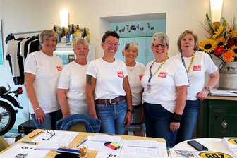 Die starken Frauen hinter der Zschopauer Classic-Geländefahrt - Im Büro der Zschopauer Classic-Geländefahrt kümmern sich Raina Prokopp, Anita Kehrer, Kati Kunze, Jacqueline Salevsky, Corinna Geißler und Birgit Rudolph (von links) um die Papierabnahme.