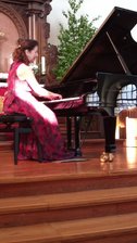 Was muss, das muss: Angela Hewitt spielte in Adorf auf einem eigens aus Leipzig angelieferten Steinway-Flügel. 
