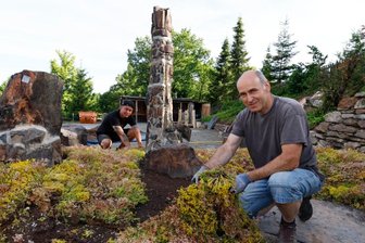 Die Steine waren einst Nadelhölzer - "Versteinerter Wald" von Hohenstein-Ernstthal ist umgezogen - André Schraps (vorn) und Maximilian Koppisch gestalteten den Bereich um die versteinerten Bäume.