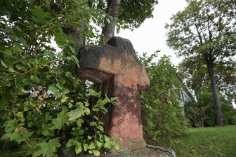 Die steinernen Relikte der Vergangenheit sind heute True-Crime-Wanderziele - Das Steinkreuz an der Annaberger Straße beim Straßenbahndepot.