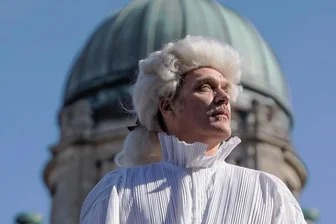 "Die Sterne" kommen zum Open-Air nach Oederan - Frank Spilker ist das letzte verbliebene Ur-Mitglied der Band Die Sterne. Als Dichterfürst ziert er den Titel des jüngsten Albums der Band. Am 13. August können die Besucher des Pool-Spiders-Festival im Oederaner Erlebnisbad die Band live erleben.