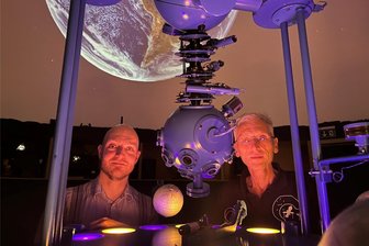 Die Sternengucker von Chemnitz – oder die Schule mit einer Zeitmaschine - Thomas Weisbach (r.) und Falk Levien Müller sind die Männer des Schulplanetariums. Weisbach leitet es seit 1996.