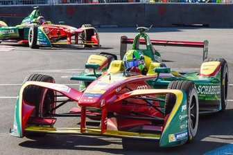 Die stille Revolution kommt ins Rollen - Lucas di Grassi (vorn) holte sich am Wochenende den Titel in der Formel E. Sein Team wird nun von Audi übernommen.