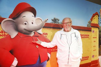 München im Juli 2019: Jürgen Kluckert, Synchron- und Hörspielsprecher, steht bei der Premiere des Kinofilms "Benjamin Blümchen" neben dem Elefanten im Mathäser Filmpalast.