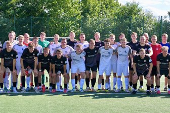 Die Stimmen nach dem 19:0 des FSV Zwickau beim SV Kirchberg: „Es sind halt fünf Ligen Unterschied“ - 9. Liga gegen 4. Liga hieß es am Samstag im Duell des SV 1861 Kirchberg (in weiß) gegen den FSV Zwickau (in schwarz).