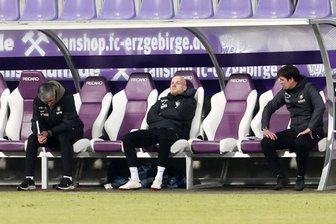 Die Stimmen nach dem 2:2 des FC Erzgebirge Aue: „Es ist die Frage, warum wir das gemacht haben“ - Ein Bild sagt mehr als Tausend Worte: Ratlosigkeit bei Cheftrainer Jens Härtel (links), Athletiktrainer Nils Brendel (M.) und Co-Trainer Jörg Emmerich.