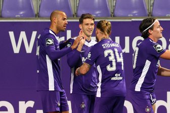 Die Stimmen nach dem Heimsieg des FC Erzgebirge Aue: „Einen besseren Abend gibt es gar nicht“ - Die Veilchen bejubeln den Führungstreffer durch Pascal Fallmann (2. v. li.).