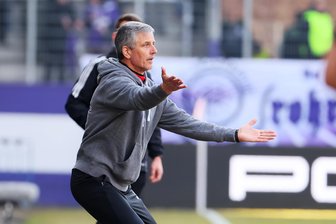 Die Stimmen nach dem Heimsieg des FC Erzgebirge Aue: „Ging ums Ergebnis, nicht darum, Zauberfußball zu spielen“ - Aue-Trainer Jens Härtel war mit Leidenschaft an der Seitenlinie unterwegs.