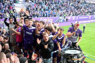Die Stimmen nach dem Sieg des FC Erzgebirge Aue: „Extrem wichtig für die Region“ - Die Mannschaft des FC Erzgebirge Aue feierte den Klassenerhalt im Fanblock.