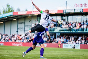 Die Stimmen nach der Auer Pleite in Verl: „Systemabsturz“ und „nicht drittligatauglich“ - Für Erik Majetschak (rechts) und den FC Erzgebirge gab es gegen den SC Verl und dessen Angreifer Lars Lokotsch (links) am Samstag nichts zu holen.