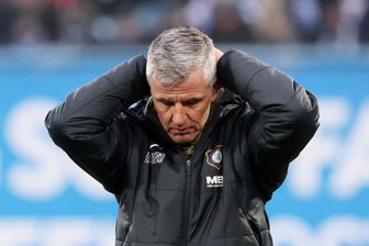 Die Stimmen nach der Derbyniederlage des FC Erzgebirge Aue: „Mein Herz ist gebrochen“ - Nicht zu fassen: In allerletzter Sekunde verliert der FC Erzgebirge das Ostderby in Rostock. Trainer Jens Härtel schlug fassungslos die Arme hinter dem Kopf zusammen.