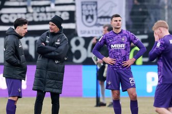 Die Stimmen nach der Heimniederlage des FC Erzgebirge Aue: „Fußball ist hart“ - Enttäuschung beim FC Erzgebirge Aue. Die Gesichter von Marcel Bär, Cheftrainer Jens Härtel, Tristan Zobel und Erik Weinhauer (v. li.) sprechen Bände.
