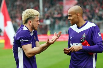 Die Stimmen nach der Niederlage des FC Erzgebirge Aue: „So ein Kack-Elfmeter“ - Linus Rosenlöcher (links) soll seinen Gegenspieler gefoult haben. Ob das so war? Darüber wurde nach der Partie reichlich diskutiert. Er selbst wollte sich öffentlich nicht dazu äußern.