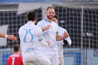 Die Stimmen zum 3:0 des Chemnitzer FC gegen Lok Leipzig: „Das Ergebnis geht auch in dieser Höhe völlig in Ordnung“, sagt CFC-Kapitän Tobias Müller - Kapitän Tobias Müller (Mitte) brachte den Chemnitzer FC auf die Siegerstraße.