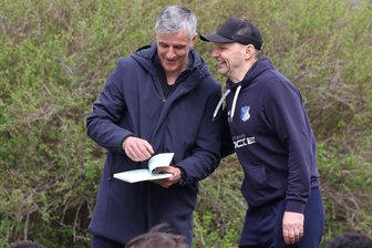 Die Stimmen zum 4:0-Erfolg des VfB Empor Glauchau über Pirna-Copitz vor dem Sachsenpokal-Halbfinale gegen Erzgebirge Aue - Noch waren die Notizblöcke leer: Nico Quade (rechts), Trainer des VfB Empor, begrüßte am Sonntag vor der Partie gegen Pirna-Copitz Aue-Coach Jens Härtel, der am Donnerstag mit den Veilchen im Sachsenpokal in Glauchau antritt.
