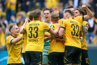 Die Stimmen zum Dynamo-Sieg gegen Bochum: „Das sind Emotionen pur, Euphorie pur“ - Torwart Daniel Mesenhöler wird nach dem Sieg gegen Bochum von seinen Mitspielern umjubelt.