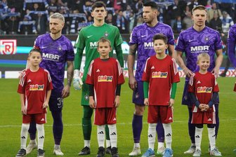 Die Stimmen zum Punktgewinn des FC Erzgebirge Aue in Duisburg: „Haben gezeigt, dass wir noch leben“ - Der FC Erzgebirge um Marvin Stefaniak (v.. l.), Ersatztorhüter Louis Lord, Ryan Malone und Erik Majetschak haben einen leidenschaftlichen Auftritt hingelegt.