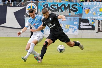 Die Stimmen zum Unentschieden des Chemnitzer FC: „Dieses Spiel beschreibt die ganze Saison“ - Mit einem 1:1 beendeten die Chemnitzer um Leon Damer (l.), im Duell mit Meisour Mohamed von Viktoria Berlin, die Saison.