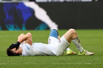Die Stimmen zur Auswärtsniederlage des FC Erzgebirge Aue: „Das ist fast ein Skandal“ - Die Veilchen waren nach der Niederlage bitterenttäuscht. Hier schlägt Linus Rosenlöcher am Boden liegend die Hände über dem Kopf zusammen.