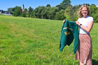 Die Stimmenkönigin von Brockau: Marie-Theres Müller steckt voller Ideen - Für den Verein „Brockauerleben“ hat Marie-Theres Müller Shirts kreiert, Grün wie der ganze Ort.