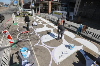 Die StraNa wird bunt: Farbe und Bänke für die kreative Achse in der Chemnitzer City - Die City-Super-Graphics bemalen zwei Gehwegbereiche an der Straße der Nationen.